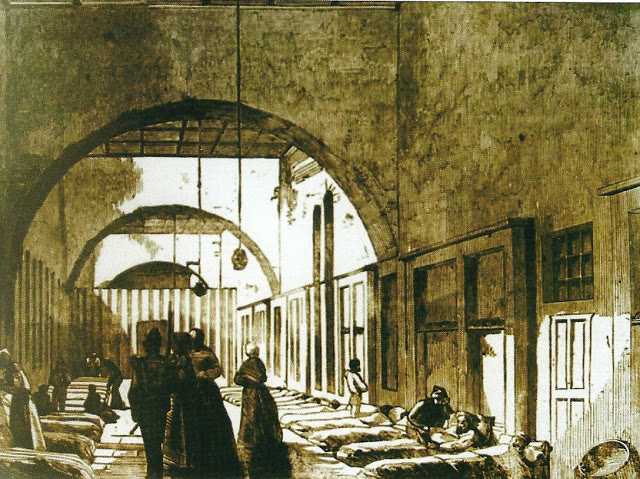 selimiye kışlasının hastane haline getirilen koridorlarını gösterir bir gravür