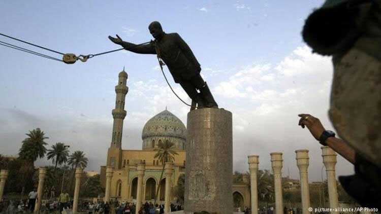 9 nisan 2003'te abd askerlerinin bağdat'ta saddam hüseyin'in heykelini yıkması.