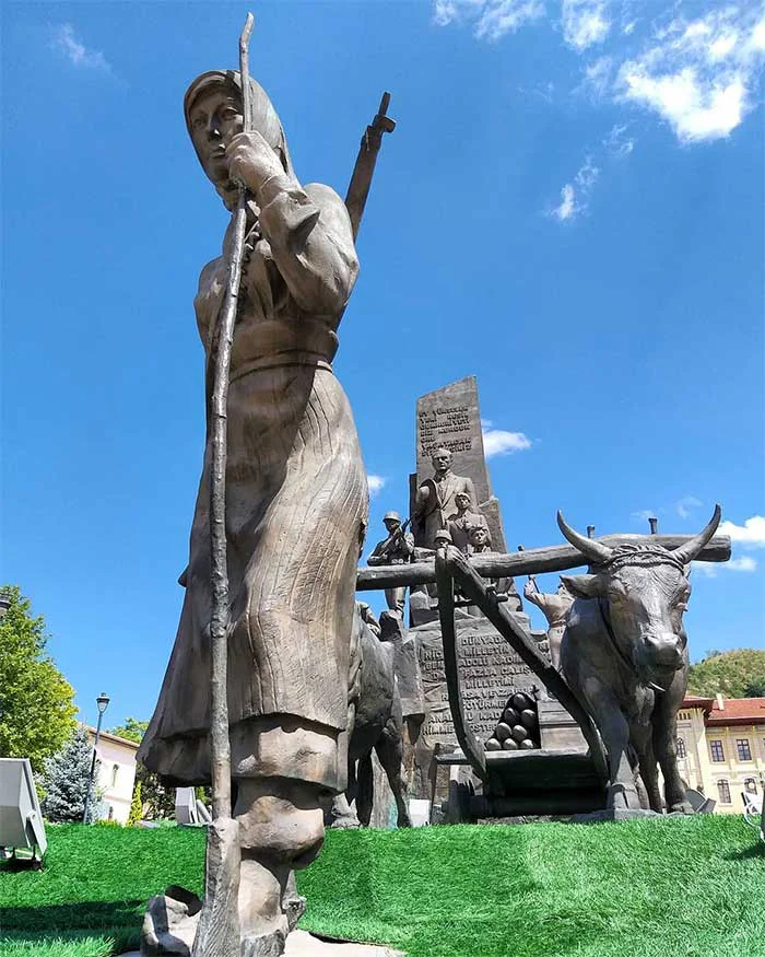 Şerife Bacı Anıtı