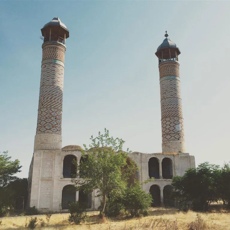 8 Kasım 2020: Şuşa'nın Düşman İşgalinden Kurtuluşu 3 Şuşa'da harap edilen bir camii